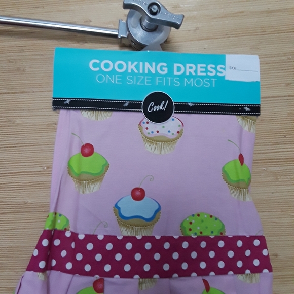 New Full Apron Cupcakes with Ruffles Gourmet Hostess Cook! One Size Fits Most - Picture 2 of 10
